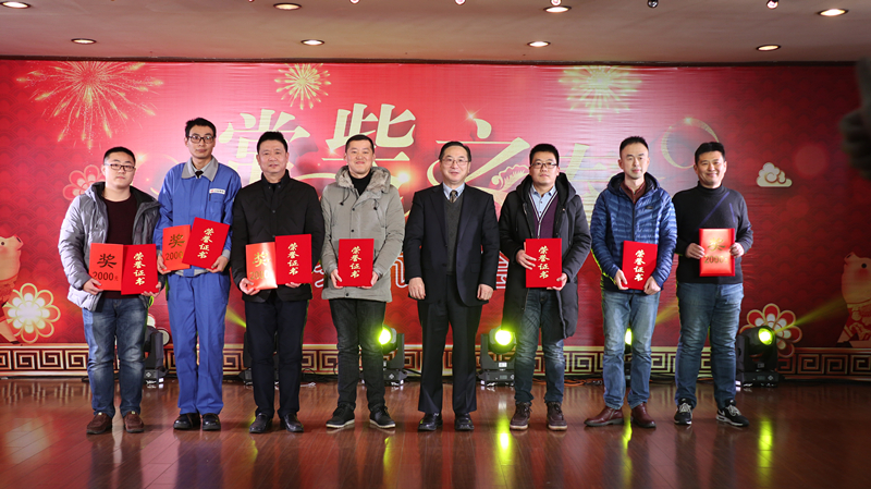 圖為董事長(zhǎng)史新昆向公司標(biāo)兵授獎(jiǎng).jpg