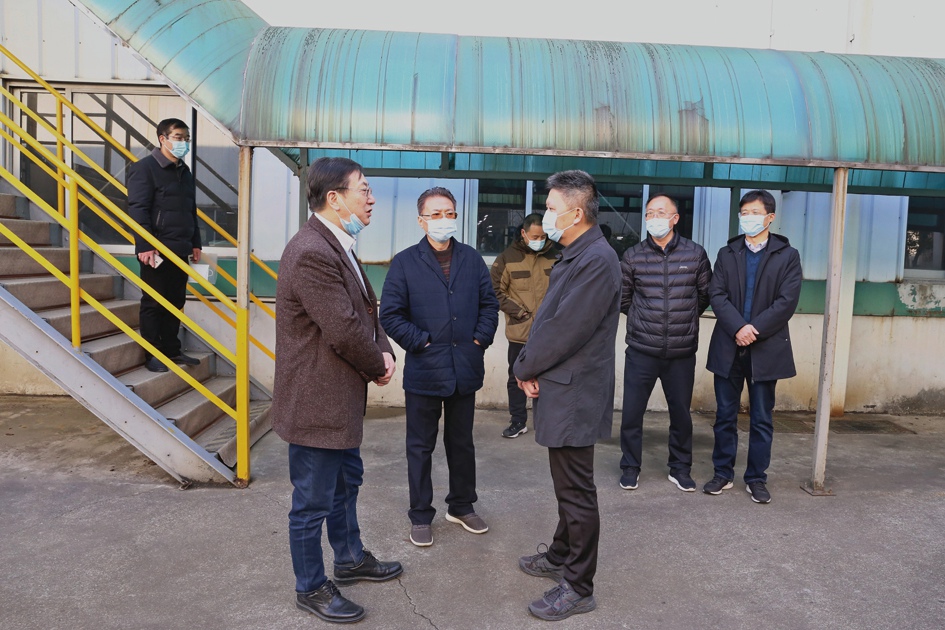 圖為市國資委主任王文卓(右三)在多缸機廠現(xiàn)場進行督查指導_副本.jpg